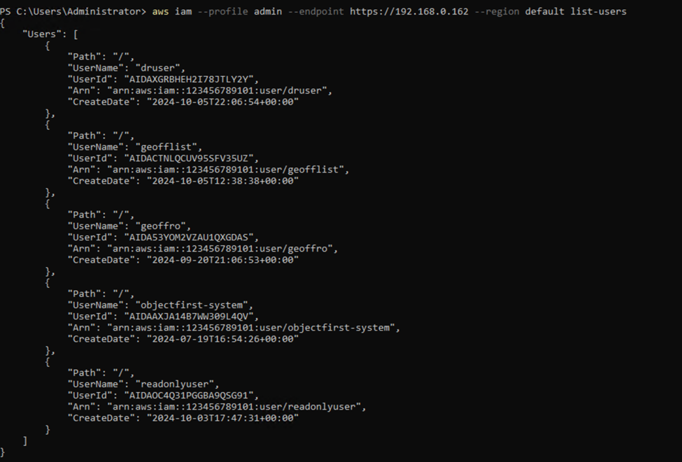 Símbolo del sistema que muestra la salida de un comando AWS CLI para listar usuarios IAM en el servidor 192.168.0.162. La lista incluye usuarios 'druser,' 'geofflist,' 'geoffro,' 'objectfirst-system,' y 'readonlyuser,' junto con