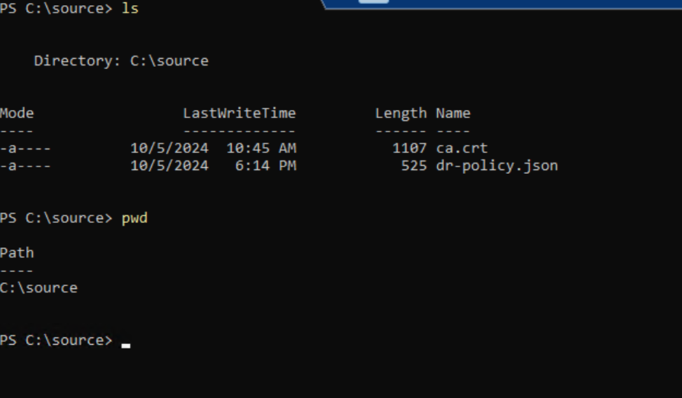 PowerShell-Fenster, das den Inhalt des Csource-Verzeichnisses anzeigt. Das Verzeichnis enthält zwei Dateien 'ca.crt' mit einer Größe von 1107 und 'dr-policy.json' mit einer Größe von 525. Der Befehl 'pwd' zeigt das aktuelle Verzeichnis an